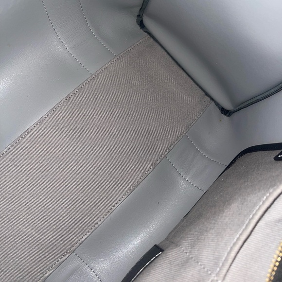 Marc Jacobs Black Tote Bag with Minimalist Design - Picture 13 of 14